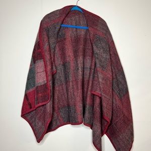 Micro-Fleece Red/Gray Tartan Cape, sz. M/L